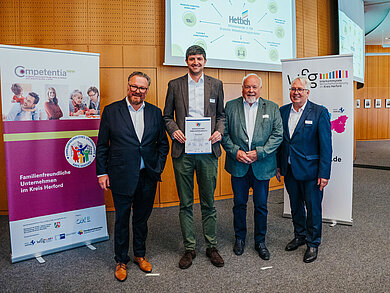 V.l.n.r.: Björn Böker (Geschäftsführer der OstWestfalenLippe GmbH), Matthias Blatz (Leitung HR-Partner bei Hettich), Rüdiger Meier (Bürgermeister von Kirchlengern) und Jürgen Müller (Landrat) bei der Übergabe der Auszeichnung. Foto: Sandrine Heß, stork Media