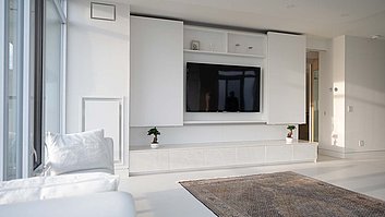 Reduzierter Look: Der Fernseher verschwindet elegant hinter TopLine XL Schiebetüren.