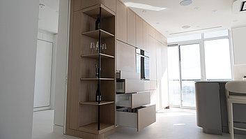 Multitalent: FurnSpin verwandelt einen geschlossenen Eckschrank in ein offenes Regal – praktisch beim Bewirten.