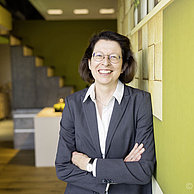 Person an eine Wand angelehnt