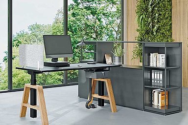 [Translate to en-xx:] Steelforce desk support frames in the room
