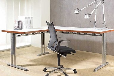 [Translate to en-xx:] Steel table frames with and without manual seat height adjustment change in the room