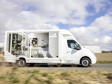 Přímo k zákazníkům - od Litvy po Portugalsko: Roadshow „Hettich on Tour“se v roce 2026 opět vydá napříč Evropou. Foto: Hettich
