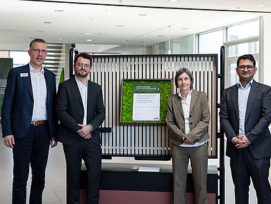Proudly presenting Hettich's scientifically based climate targets: Timo Pieper, Leon Sundermann, Claudia Schumacher and Pavan Jha. Photo: Hettich