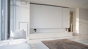 Reduzierter Look: Der Fernseher verschwindet elegant hinter TopLine XL Schiebetüren.