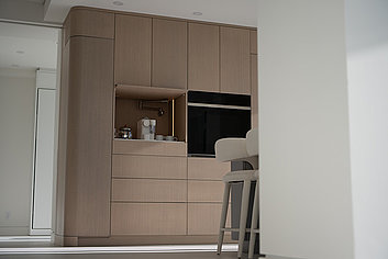 Smart gelöst: Die Kaffeemaschine verschwindet dank Pocketdoor diskret aus dem Blickfeld.