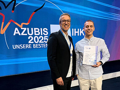 Ausbildungsleiter Dirk Bartz und Stanz- und Umformmechaniker Arthur Geisler bei der Bestenehrung in Berlin. Foto: Hettich