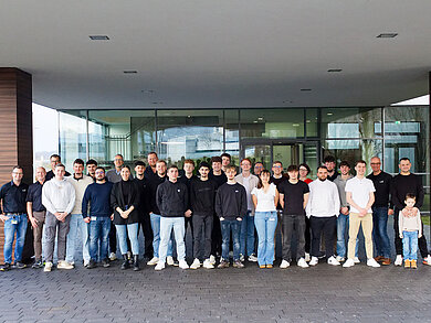 Die Absolventinnen und Absolventen der Standorte in OWL feiern in Kirchlengern ihren erfolgreichen Berufsabschluss. Foto: Hettich