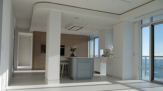 Das Apartment wurde vollständig entkernt und in eine großzügige, fließende Raumstruktur überführt. Offen, klar und lichtdurchflutet – ohne sichtbare Griffe, ohne offene Regale, dafür mit durchdachtem Stauraum.