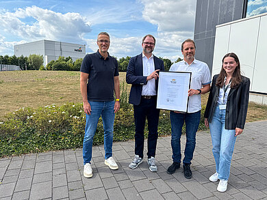 Dirk Bartz und Lars Bohlmann (Hettich) mit Niels Köstring und Lena Newton (AUBI-plus) bei der Zertifikat-Übergabe „Best Place to Learn®“. Foto: Hettich