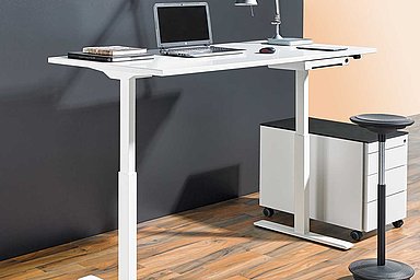 [Translate to en-xx:] Electromotive height-adjustable table system Change Top Eco in the room