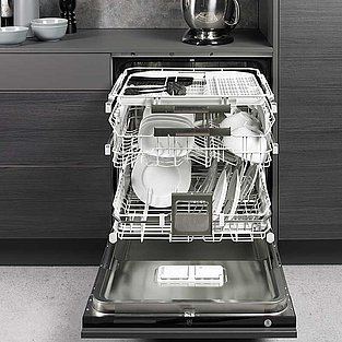 Convenience throughout the dishwasher with Quadro pull-outs and ComfortSwing in the lower basket