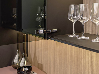 Restrained elegance for the kitchen, bathroom and living spaces: the new Avosys glass and mirror door hinge from Hettich enables a minimalist furniture design with lasting user convenience. Photo: Hettich