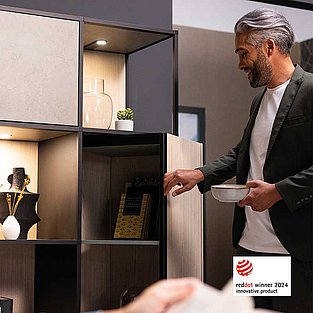 Innovative and inspirational: open doors and flaps no longer get in the way – most of the cabinet body can now be moved with effortless ease.