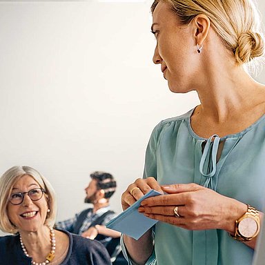 Mitarbeiterinnen und Mitarbeiter von Hettich in einem Besprechungsraum