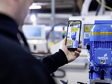 « Bring your own device » : le code QR situé sur le carter de la machine guide directement les transformateurs vers le Technical Assistant de Hettich qui les accompagne lors du montage et du réglage de la machine. Photo : Hettich