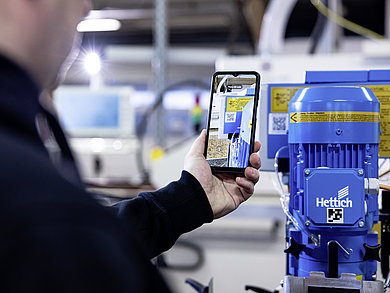"Bring your own device": scanning a QR code on the machine housing takes fabricators straight to the Hettich Technical Assistant which provides help on assembling and setting the machine. Photo: Hettich
