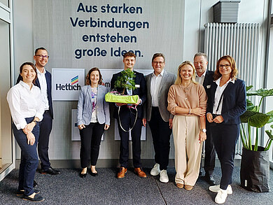 Express Küchen und Hettich verbindet seit 15 Jahren eine vertrauensvolle Partnerschaft (v.l.n.r.: Stefanie Geise, Jörg Hohmann, Nina Gördes, Tim Gorontzy, Thomas Brinkmann, Stefanie Kuzke, Heiko Maibach, Verena Wollitz). Foto: Hettich